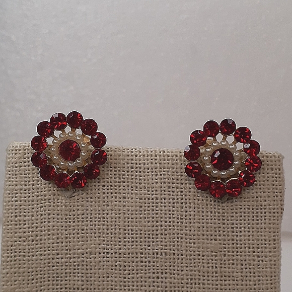 Vintage Red Rhinestone Floret Gold Tone Screw Back Earrings - Picture 1 of 5